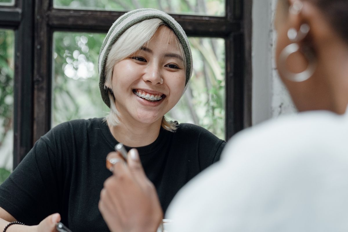 Adolescente con brackets económicos sonríe en una clínica dental de Houston